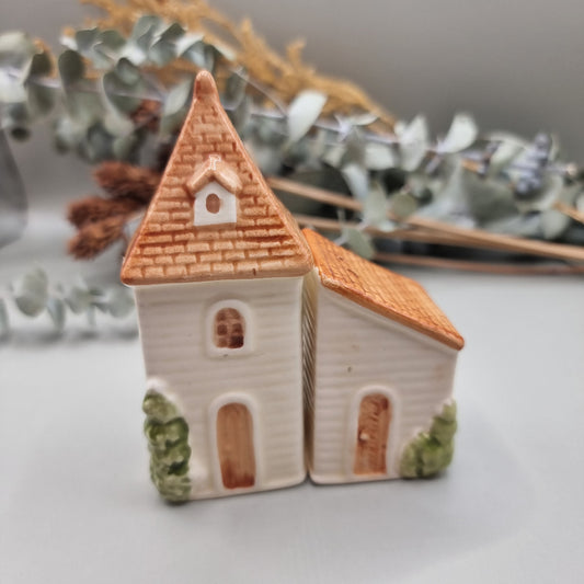 Vintage little house salt and pepper shakers