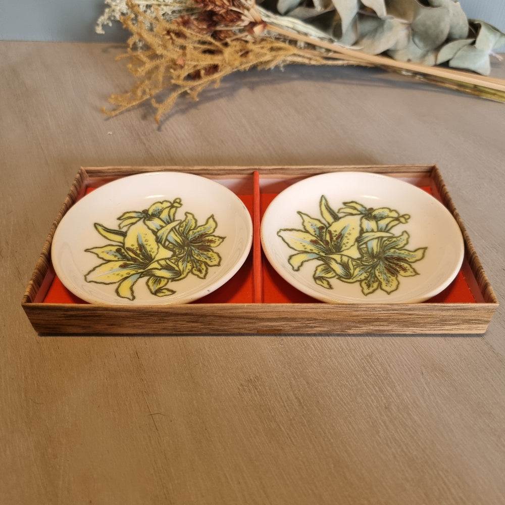 Palissy England boxed set of two dishes with yellow lily design.