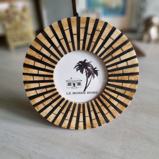 Round bone and black inlay photo frame by Le Monde Home