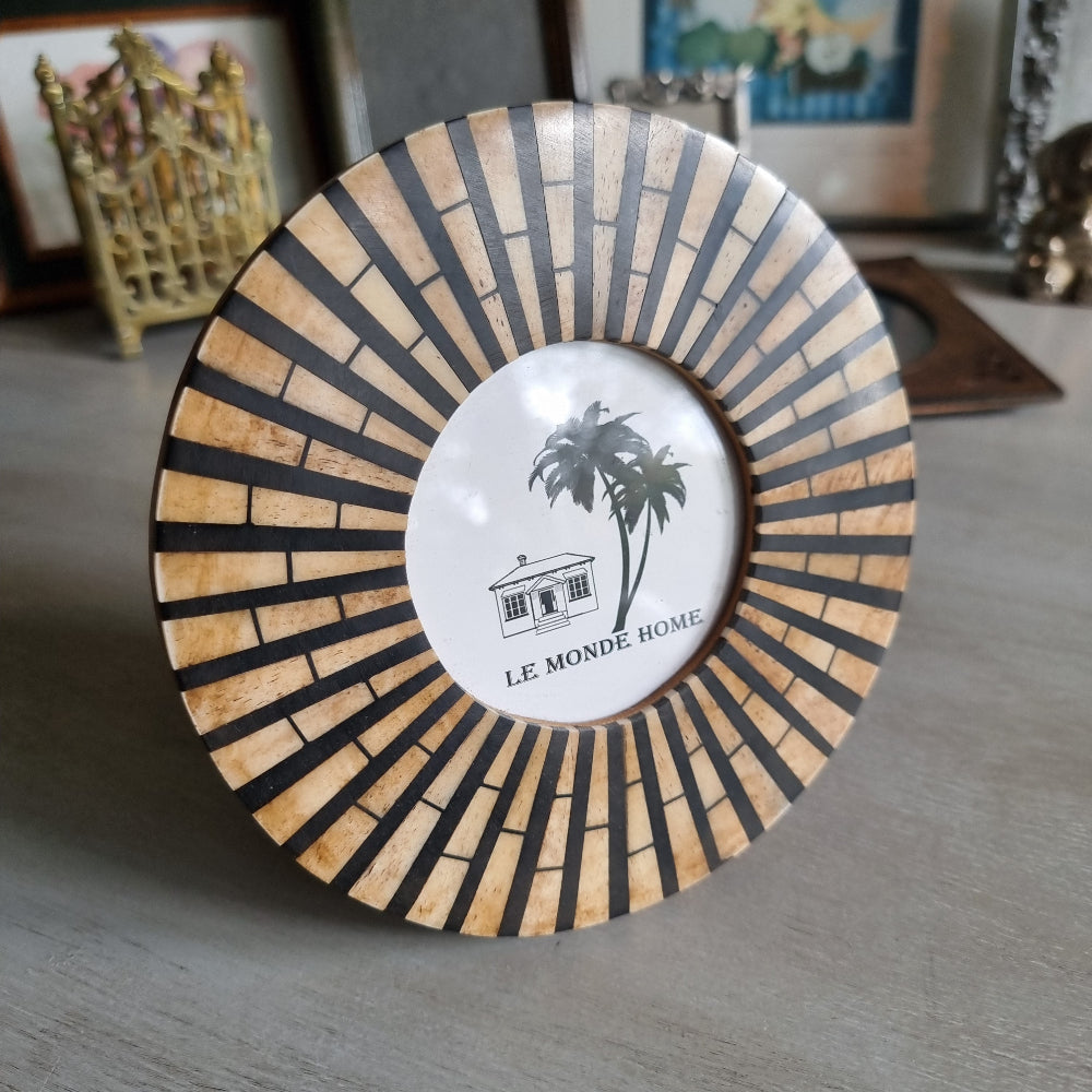 Round bone and black inlay photo frame by Le Monde Home