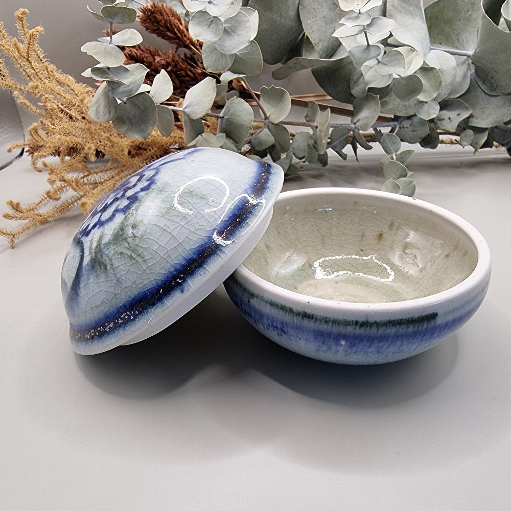 Blue and white crackle glaze lidded pot with flower design