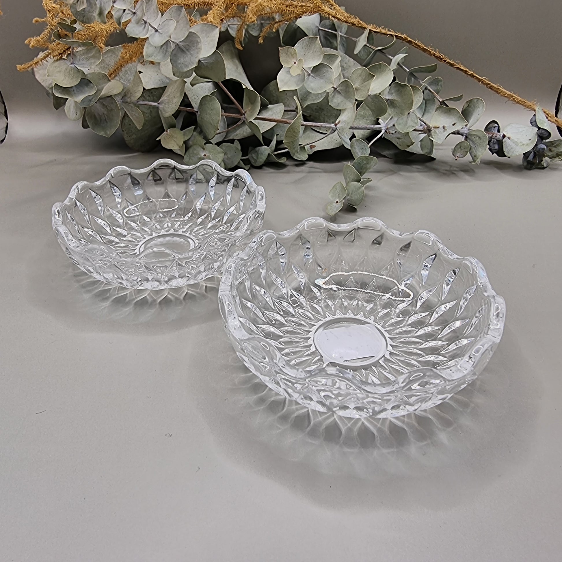 9cm round vintage pressed glass trinket dish with matching lid.