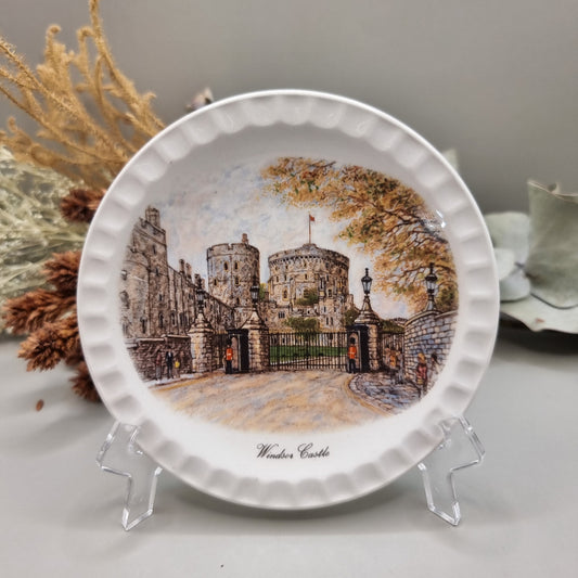 Windsor Castle decorative plate with fluted edge and detailed illustration of the royal residence.
