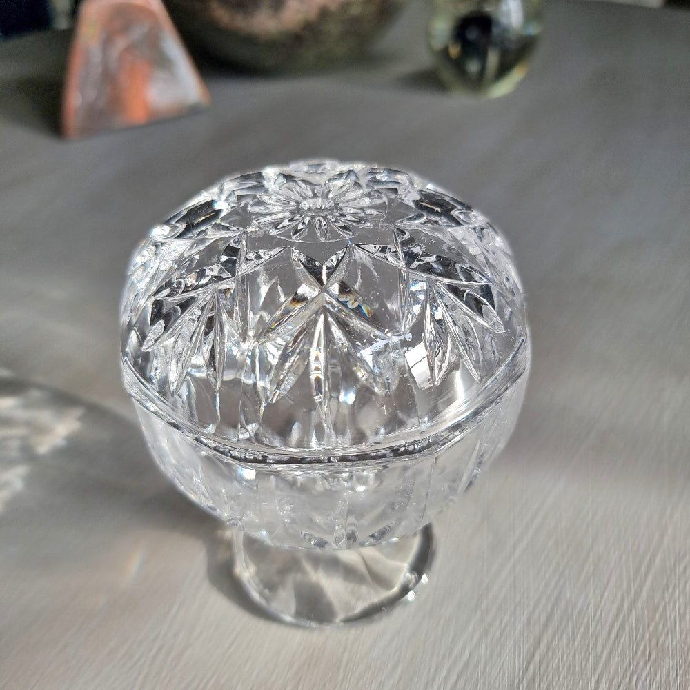 Cut crystal lidded trinket dish on pedestal with starburst pattern and faceted design