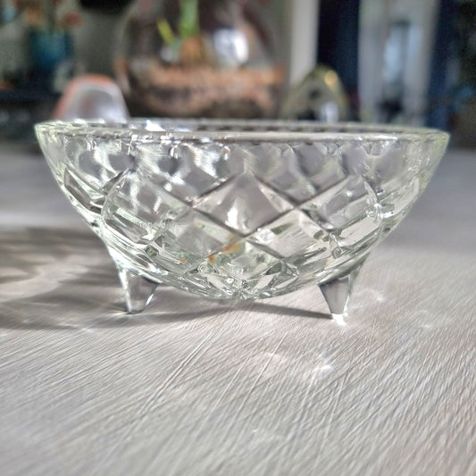 Cut glass trinket bowl with starburst and diamond pattern on three small feet