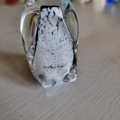 Hoglund art glass penguin, signed, small chip to beak
