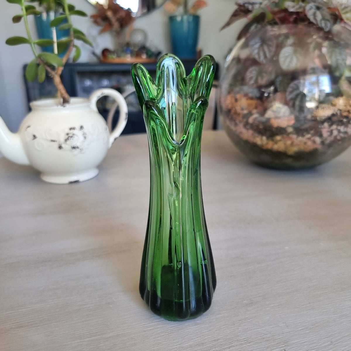Vintage deep green swung glass vase with ribbed sides and tall pointed rim