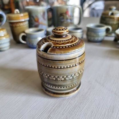 Vintage Wade Irish porcelain lidded mustard pot with spoon notch and shamrock pattern