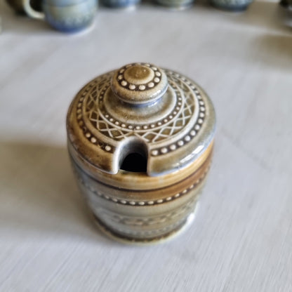 Vintage Wade Irish porcelain lidded mustard pot with shamrock pattern, SKU 947-Inside